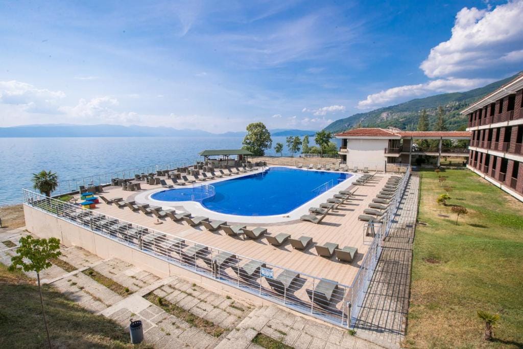 Hotel Desaret pool and lakefront
